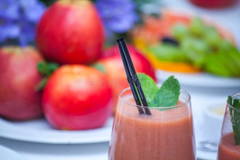 Sund röd smoothie och ingredienser - superfoods, detox, bantar, hälsa, vegetariskt matbegrepp arkivbilder Sund röd smoothie och ingredienser - superfoods, detox, bantar, hälsa, vegetariskt matbegrepp arkivbilder