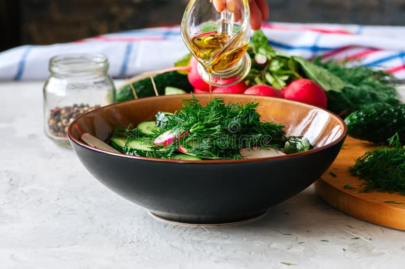 Sund sallad från nya grönsaker i danande Kvinnan \ 's räcker pou royaltyfri bild