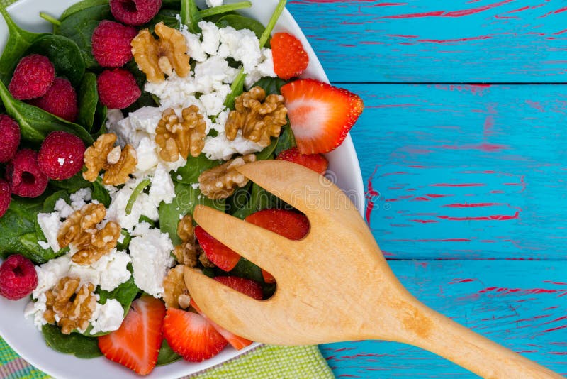 Sund sallad med ny bär och fetaost royaltyfri fotografi Sund sallad med ny bär och fetaost royaltyfri fotografi