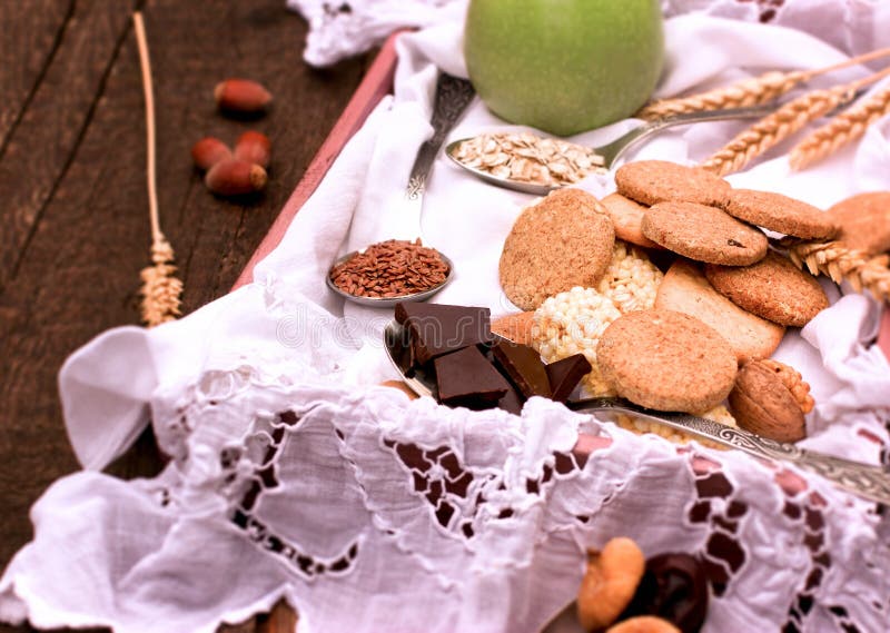 Sund söt fest, wholemeal kakor kex och ingredienser arkivbilder Sund söt fest, wholemeal kakor kex och ingredienser arkivbilder