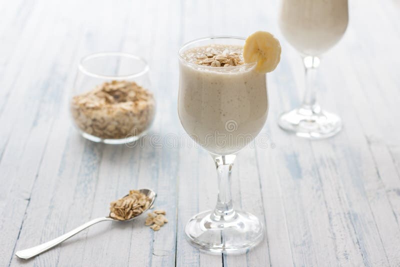 Sunda banansmoothies med havremjölet arkivfoto Sunda banansmoothies med havremjölet arkivfoto