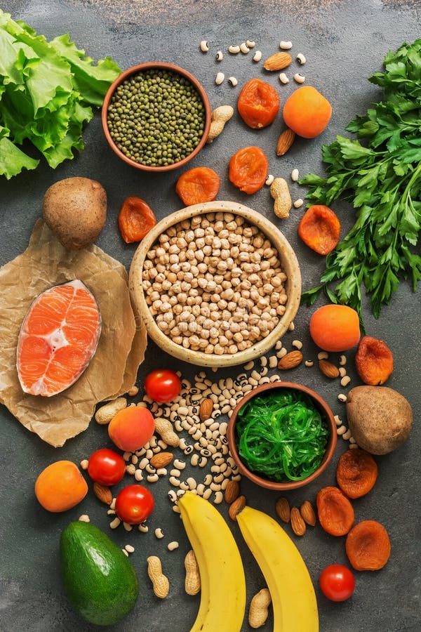 Sunda foods som ?r h?ga i kalium En variation av skidfrukter, laxen, frukter, gr?nsaker, torkade aprikors, havsv?xtchukaen och mu royaltyfri fotografi Sunda foods som ?r h?ga i kalium En variation av skidfrukter, laxen, frukter, gr?nsaker, torkade aprikors, havsv?xtchukaen och mu royaltyfri fotografi