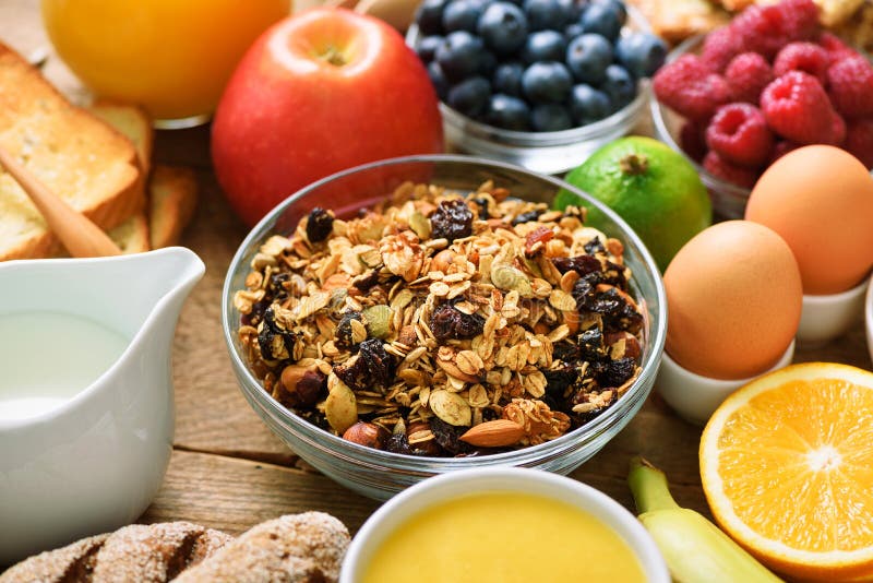 Sunda frukostingredienser, matram Granola ägget, muttrar, frukter, bär, rostat bröd, mjölkar, yoghurten, orange fruktsaft arkivfoto Sunda frukostingredienser, matram Granola ägget, muttrar, frukter, bär, rostat bröd, mjölkar, yoghurten, orange fruktsaft arkivfoto