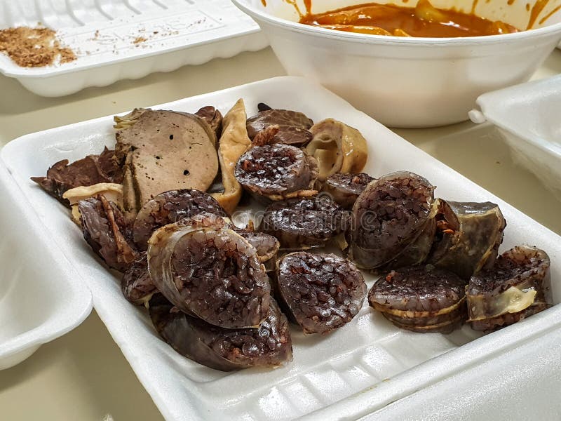 Sundae een soort bloedworst in de koreaanse keuken. gemaakt van steaming varkensdarmen, gevuld met verschillende ingrediënten.