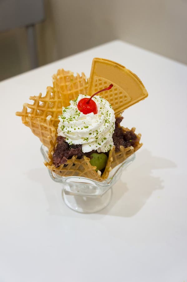 Sundae lody z bat śmietanką zdjęcie stock Sundae lody z bat śmietanką zdjęcie stock