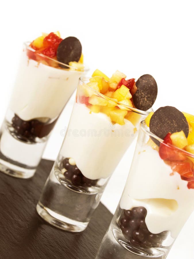 Sundae мороженого, который служат в небольших стеклах стоковое изображение Sundae мороженого, который служат в небольших стеклах стоковое изображение