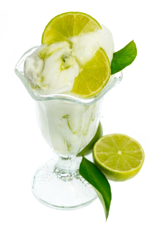 Sundae мороженого лимона с лимоном и leafes стоковое изображение Sundae мороженого лимона с лимоном и leafes стоковое изображение