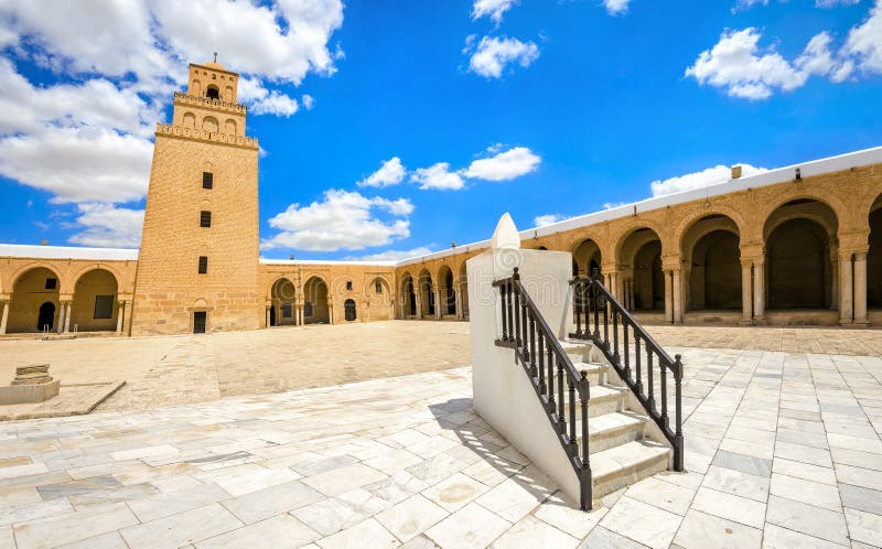 Sundial da grande mesquita em Kairouan Tunísia, Norte de África imagens de stock Sundial da grande mesquita em Kairouan Tunísia, Norte de África imagens de stock