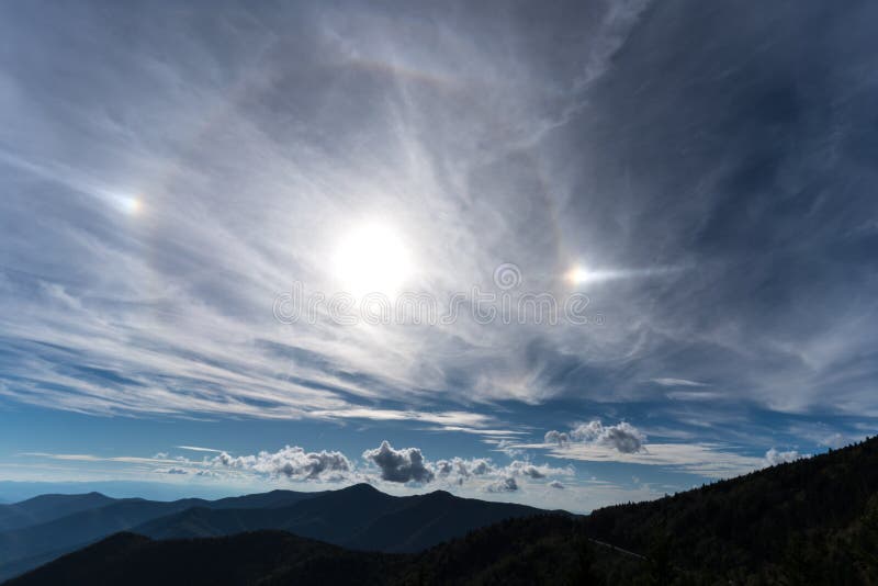 Sundog en las montañas fotografía de archivo libre de regalías Sundog en las montañas fotografía de archivo libre de regalías