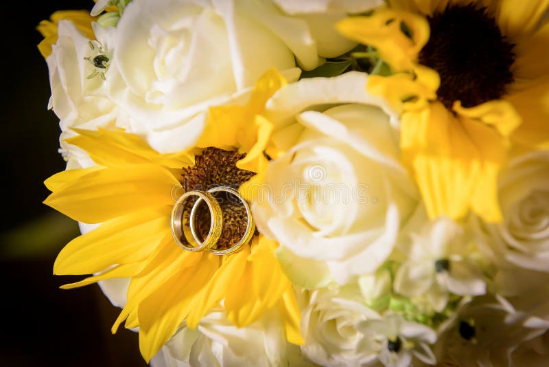 Download Sunflowers And Roses Wedding Bouquet With Weddings Rings ...