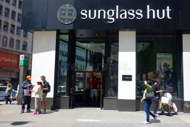 A Sunglass Hut Retail Store at an Indoor Mall Editorial Photography - Image  of luxottica, eyewear: 159889352