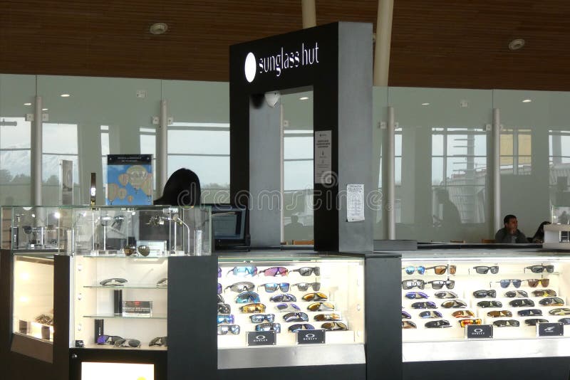A Sunglass Hut Retail Store at an Indoor Mall Editorial Photography - Image  of luxottica, eyewear: 159889352