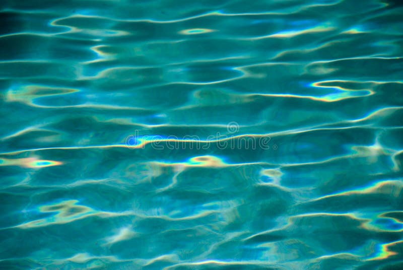 Vista de cerca de luz de sol ondulaciones sobre el profundo Agua en paz bahía.