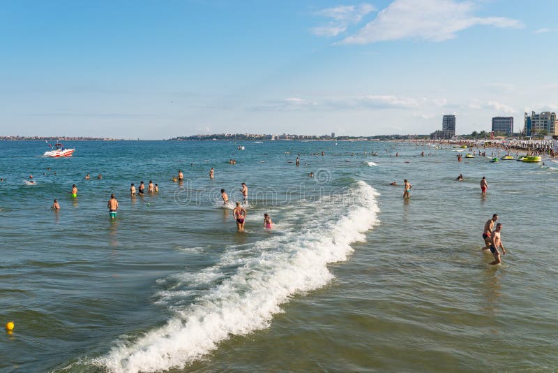 Sonniger Strand Bulgarien am 15. Juli 2019. Betrag von Touristen auf dem Strand Schwarzen Meeres im sonnigen Strand Bulgarien auf