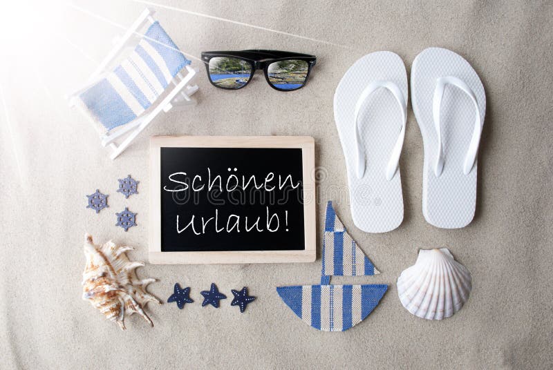 Sunny Blackboard On Sand, medios de Schoenen Urlaub buenas fiestas fotografía de archivo libre de regalías Sunny Blackboard On Sand, medios de Schoenen Urlaub buenas fiestas fotografía de archivo libre de regalías