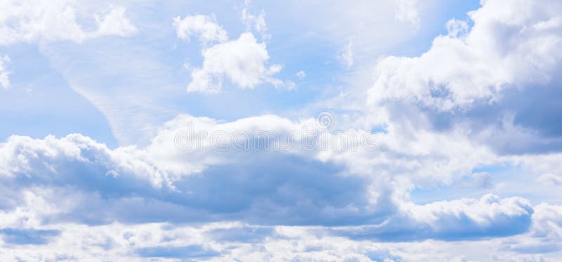Bầu trời xanh: Mênh mông và tuyệt đẹp, bầu trời xanh đong đầy cảm xúc khi nhìn thấy nó trên bức ảnh. Tận hưởng cảm giác tự do và sự tĩnh lặng khi ngắm nhìn những bức ảnh đẹp về bầu trời xanh.