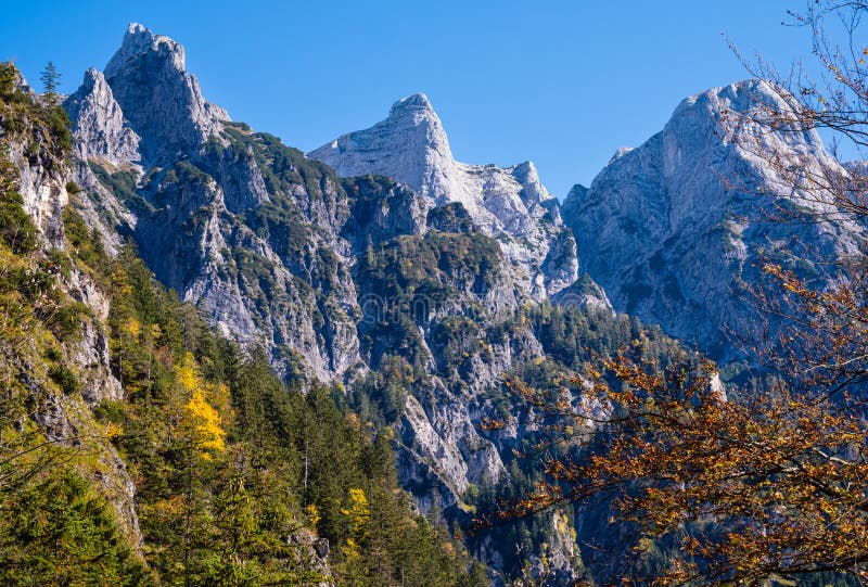 Sunny colorida escena alpina del otoño Tranquila vista de las montañas rocosas desde la ruta de senderismo cerca del lago Almsee, imagen de archivo libre de regalías Sunny colorida escena alpina del otoño Tranquila vista de las montañas rocosas desde la ruta de senderismo cerca del lago Almsee, imagen de archivo libre de regalías