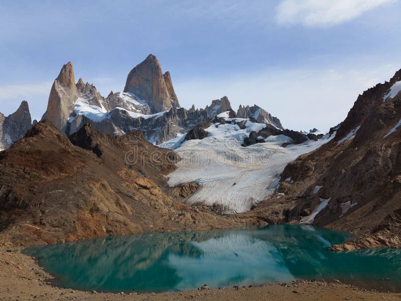 Sunny Mountains con el lago turquoise Nieve que miente en la cuesta de la montaña imagenes de archivo Sunny Mountains con el lago turquoise Nieve que miente en la cuesta de la montaña imagenes de archivo