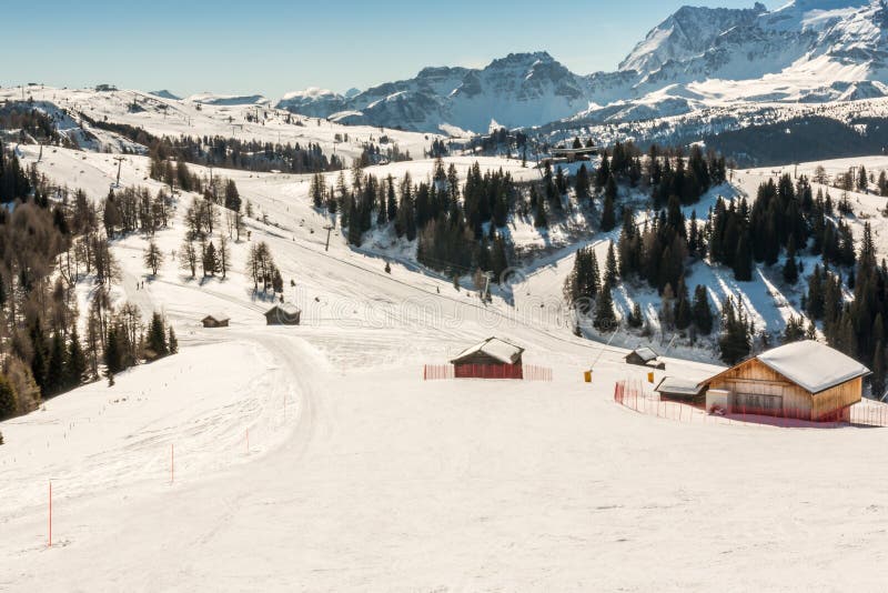 Sunny Ski Slope bij skitoevlucht stock foto's Sunny Ski Slope bij skitoevlucht stock foto's