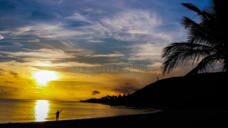 Turista sobre el atlántico Océano Playa sobre el amanecer.