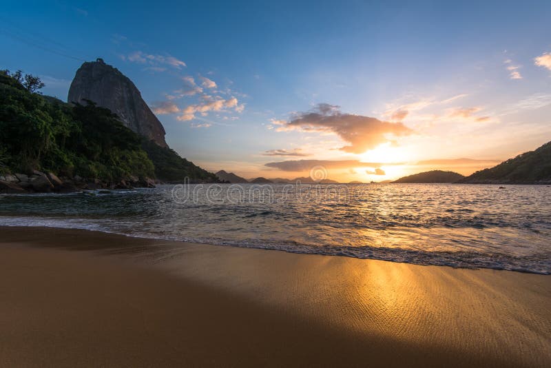 Sunrise in the Beach with the Sugarloaf Mountain