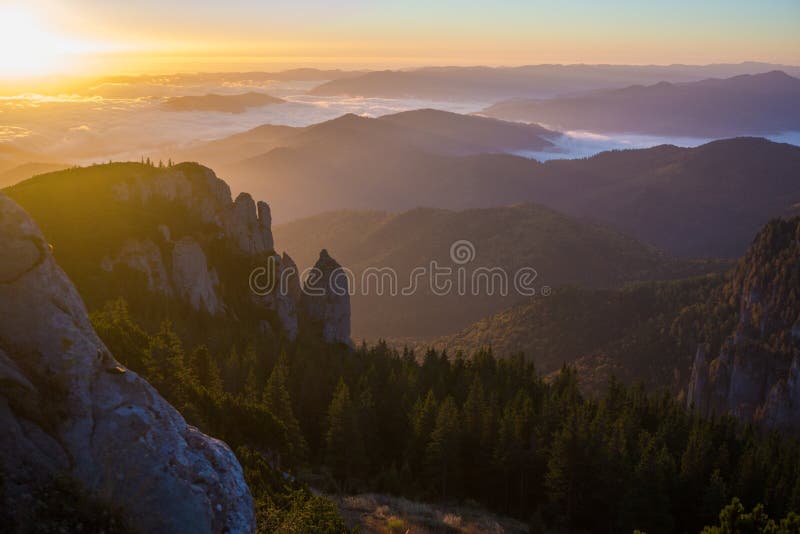 Splendida vista sulle montagne della Romania all'alba.