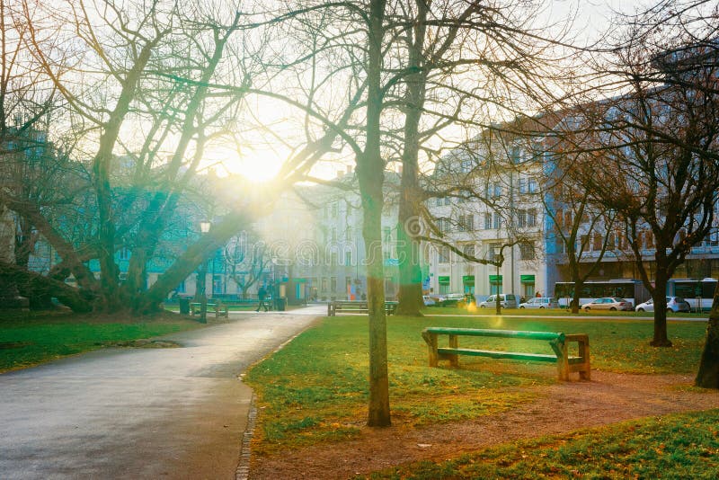 Sunrise in de ochtend in het park Miklosicev en Ljubljana stock fotografie Sunrise in de ochtend in het park Miklosicev en Ljubljana stock fotografie