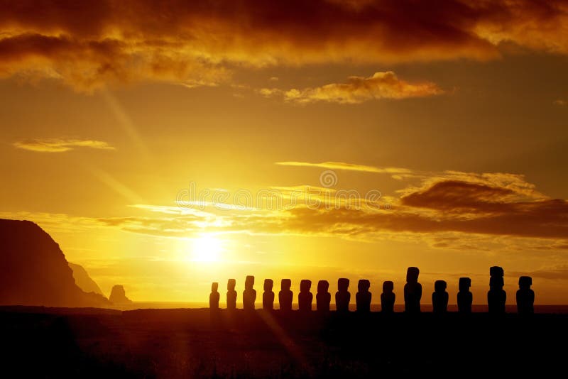 Záhadné kamenné sochy pri východe slnka v Veľkonočný Ostrov.