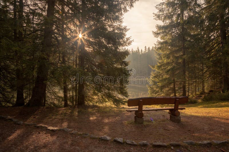 Východ slnka na lesnom jazierku v Slovenskom raji. Tatry, Slovensko