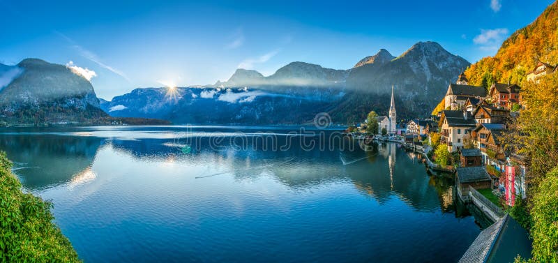 Scénický panoramatický z slávny hora obec vidieť v rakúsky alpy v krásny zlatý ráno svetlo v pokles,, rakúsko.