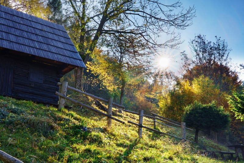 Východ slunce v horské vesnici Podšíp s dřevěnými domky pod vrchem Sip na Slovensku