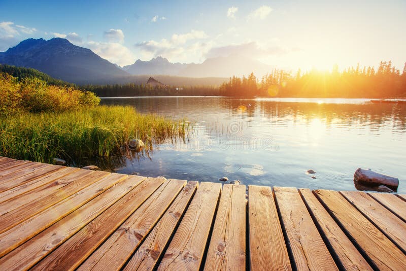 Východ slunce nad jezerem v parku Vysoké Tatry.