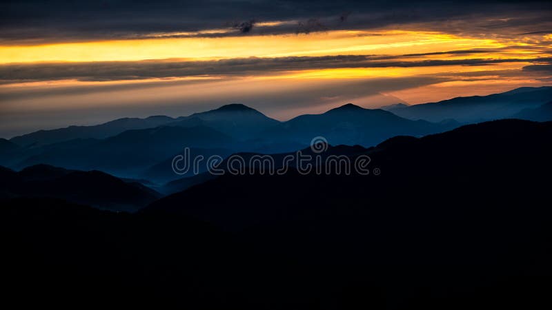 Východ slnka nad Nízkymi Tatrami pri pohľade z Križnej, Veľká Fatra Veľká Fatra, Karpaty, Slovensko