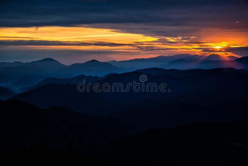 Východ slnka nad Nízkymi Tatrami pri pohľade z Križnej, Veľká Fatra Veľká Fatra, Karpaty, Slovensko