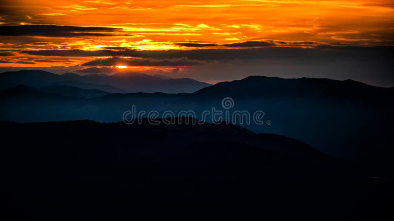 Východ slnka nad Nízkymi Tatrami pri pohľade z Križnej, Veľká Fatra Veľká Fatra, Karpaty, Slovensko