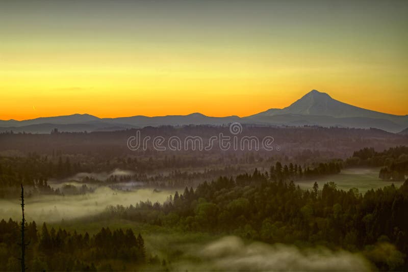 Sunrise Over Mount Hood One Foggy Morning royalty free stock photos Sunrise Over Mount Hood One Foggy Morning royalty free stock photos