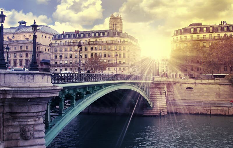 Ansicht von Sonnenaufgang über dem Fluss seine in paris, Frankreich.