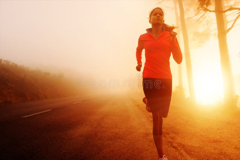 Atleta correr sobre el carreteras en manana amanecer capacitación maratón a idoneidad.