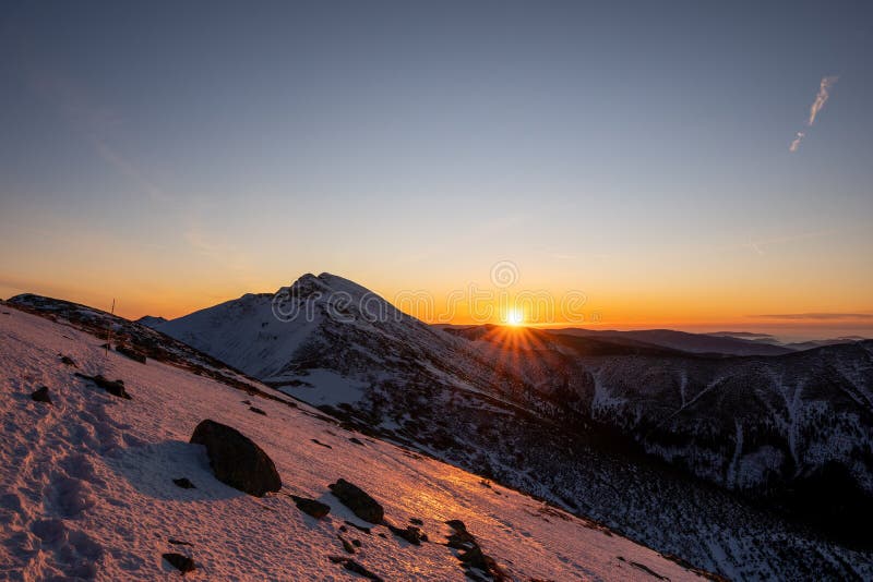 Východ slnka v zasnežených horách, Slovensko Nízke Tatry, dumbier