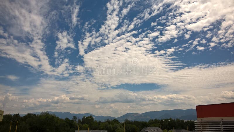 Východ nebo západ slunce nad kopci a loukou.