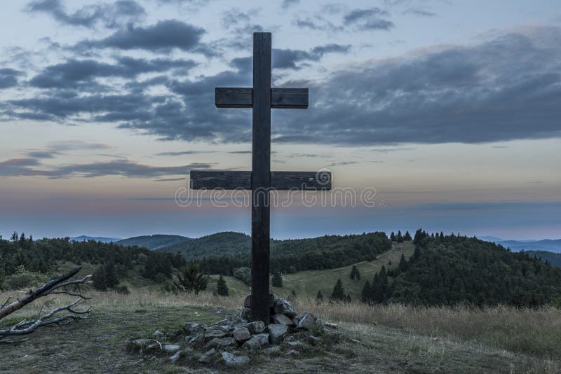 Východ slunce na vrchu Velký Javoník na Slovensku s velkým křížem