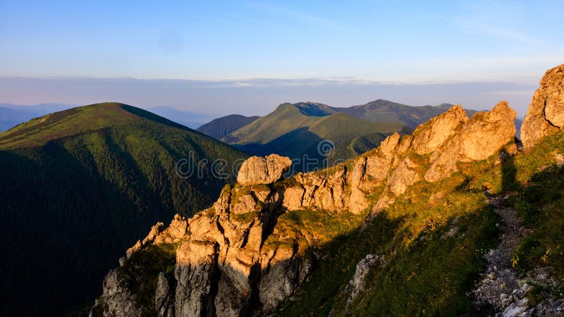 Pohled na východ slunce na krásnou hornatou krajinu z Velkého Rozsutce, Malá Fatra