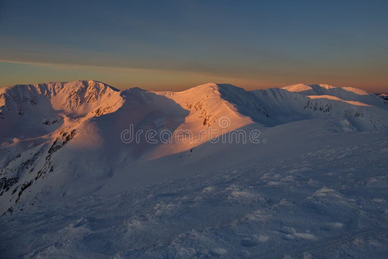 Východ slunce v zimních horách, linie kopců v časných ranních hodinách, Tatry, Slovensko