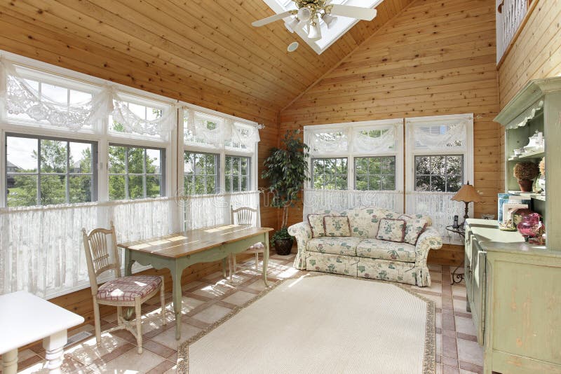 Comedor Con Las Paredes Rojas Imagen de archivo - Imagen de ventana