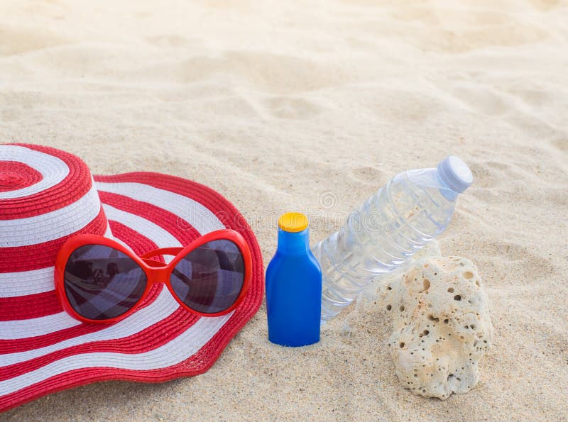 https://thumbs.dreamstime.com/b/sunscreen-hat-sunglasses-bottle-water-sand-beach-sunscreen-hat-sunglasses-bottle-water-sand-beach-background-127765947.jpg