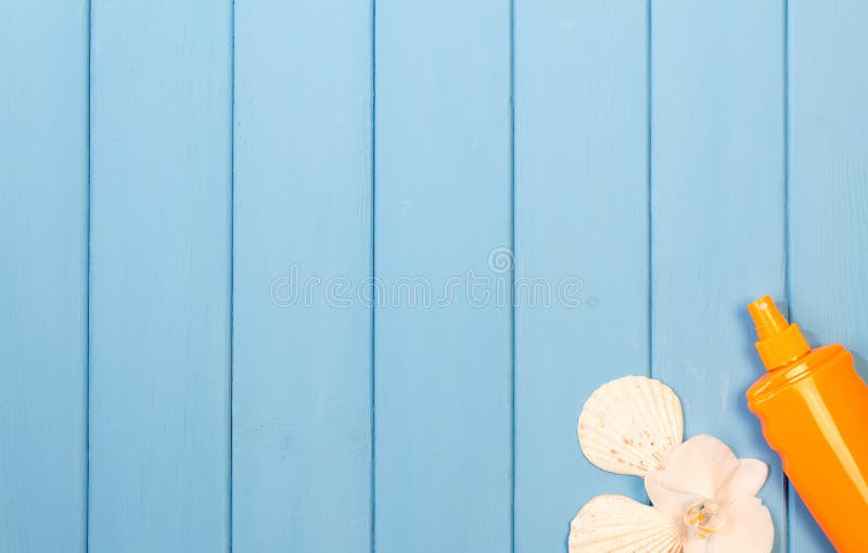 Sunscreen, snäckskal och en orkidé blommar på bakgrund av trä arkivfoton Sunscreen, snäckskal och en orkidé blommar på bakgrund av trä arkivfoton