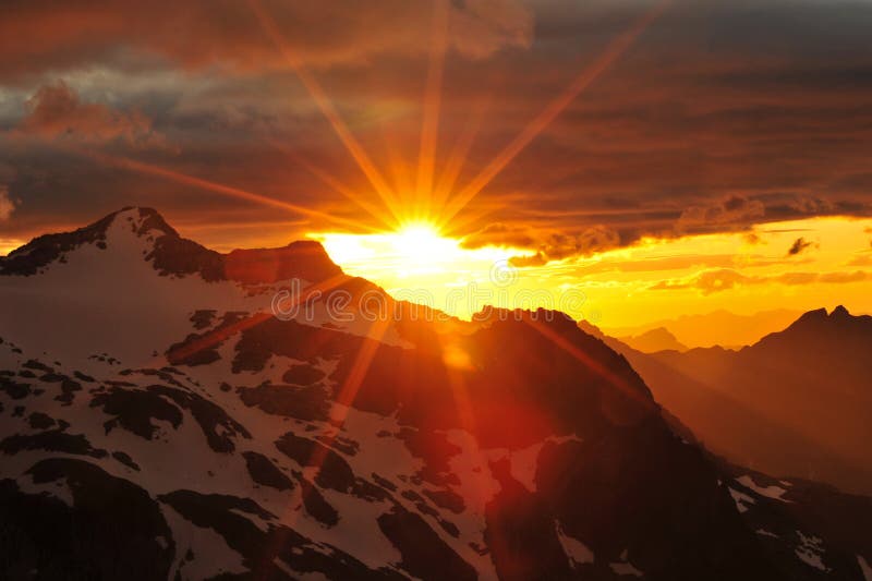 Sonnenuntergang über den Gipfeln der Schweizer Alpen.