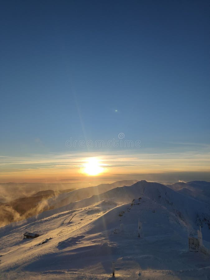 Západ slnka nad lyžiarskym svahom v slovenských Tatrách