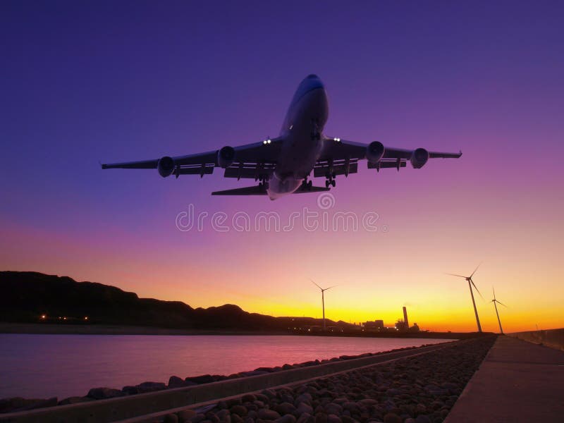 Il tramonto e l'aeroplano volare sopra il fiume.