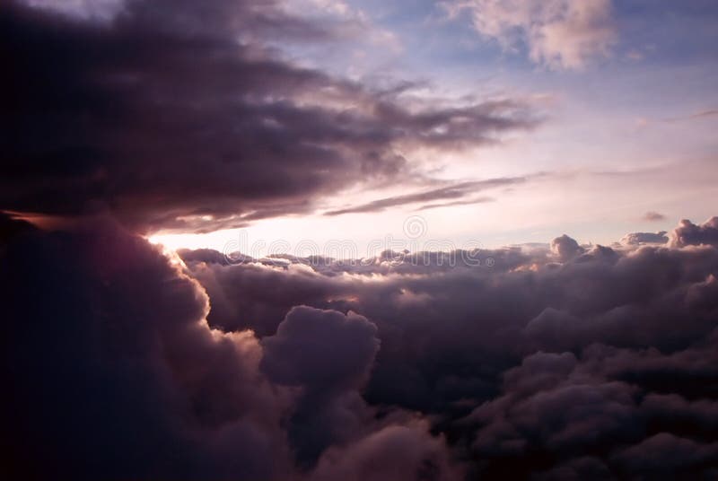 Viola tramonto ripreso da un aereo.